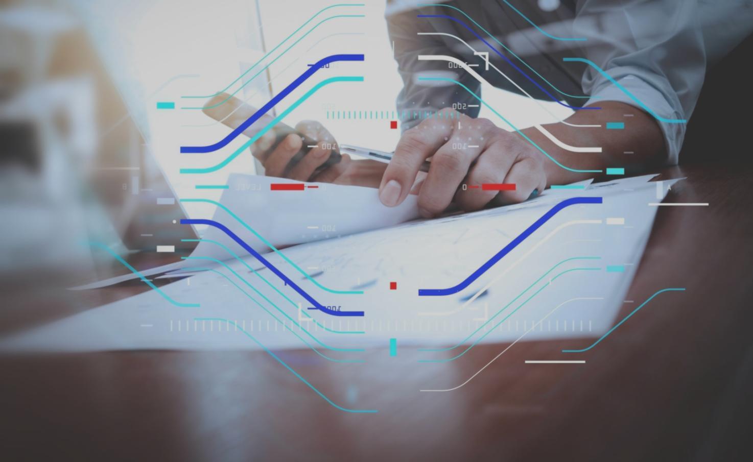 Technische SEO-Analyse auf mehreren Bildschirmen mit detaillierten Metriken und Website-Strukturen