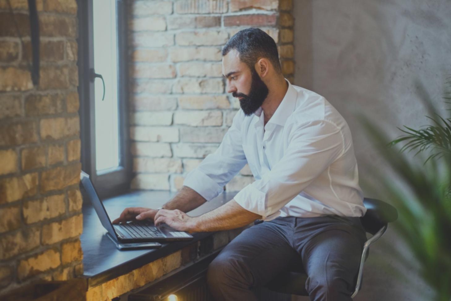 Teilnehmer arbeiten an Laptops während eines SEO-Workshops und analysieren gemeinsam Keyword-Daten