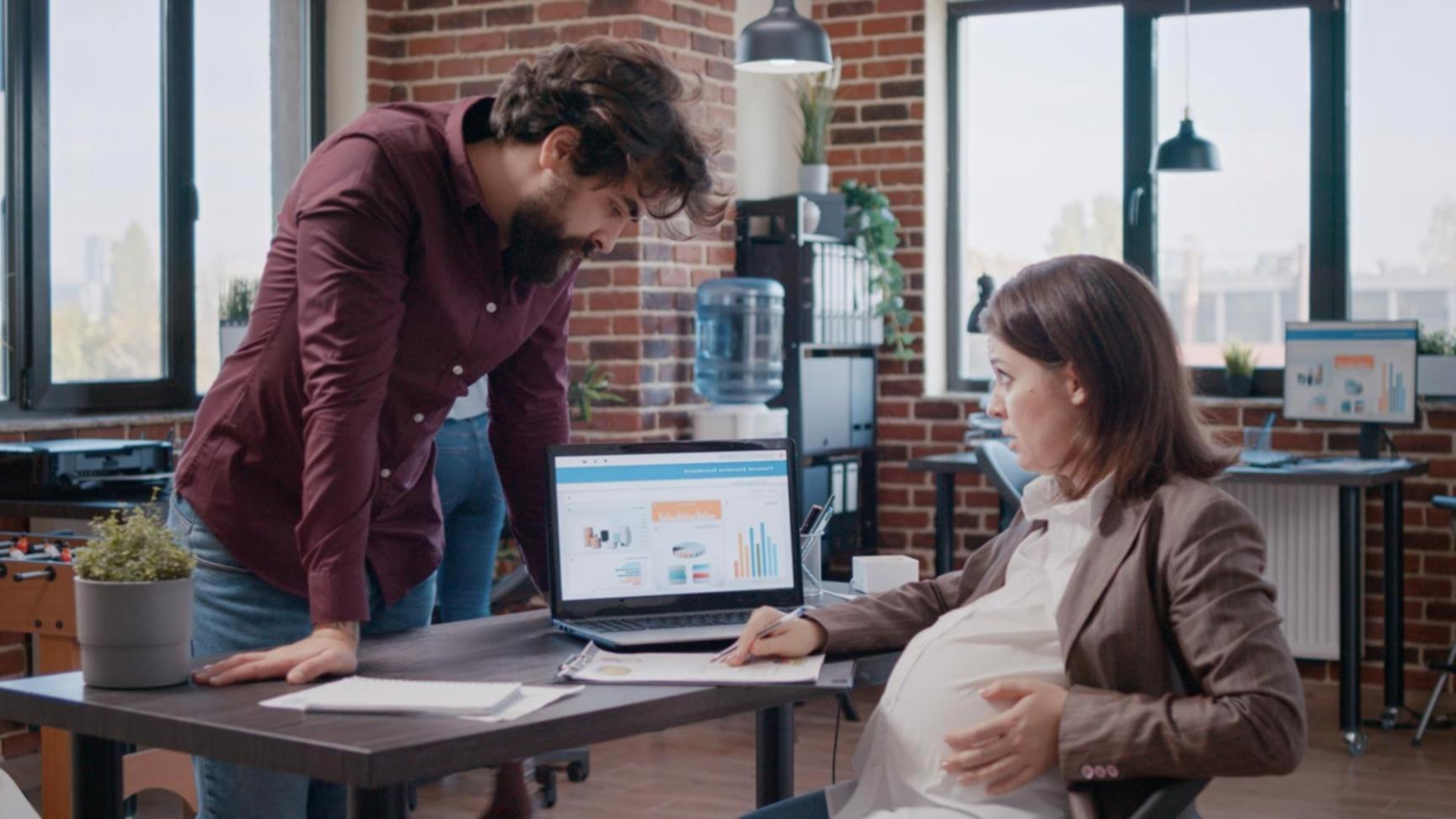 Arbeitsumgebung mit technischer SEO-Analyse auf mehreren Bildschirmen